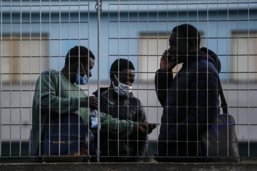 Consulta, un assist ai migranti Bocciato dl Salvini: "In anagrafe"