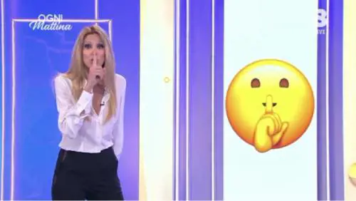 Adriana Volpe è una furia contro Magalli: "Per tanti anni hai provato a farmi stare zitta e non ci riuscirai"