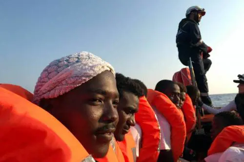 Ora uno studio smonta le Ong: "Rapporti tra loro e trafficanti"