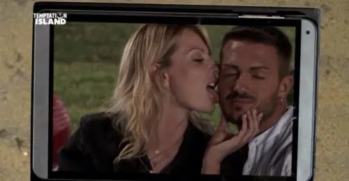 A Temptation Island leccate, ricatti morali e proposte ambigue. La prima coppia esce insieme dopo il falò