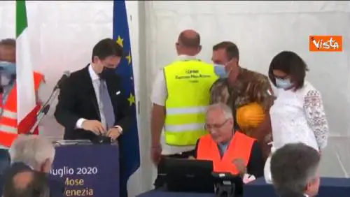 Conte preme il pulsante: così si alzano le paratie del Mose