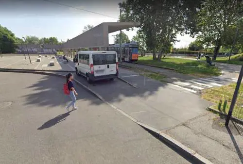 Aggredisce il conducente e prende il controllo del tram