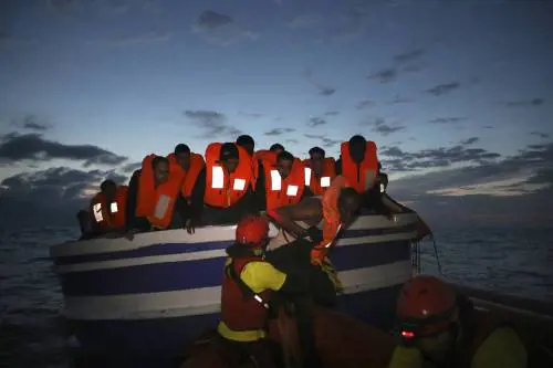 I migranti arrivano col veliero. E 28 hanno pure il Covid-19