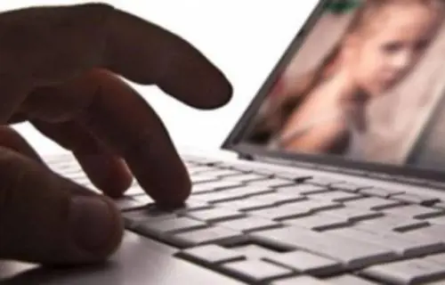 Italiano nascondeva materiale pedopornografico. Segnalato da un'organizzazione americana