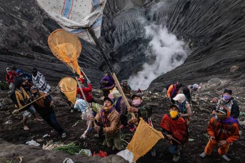 Marce, doni e preghiere: quel rituale nel vulcano ​simbolo dell'Indonesia