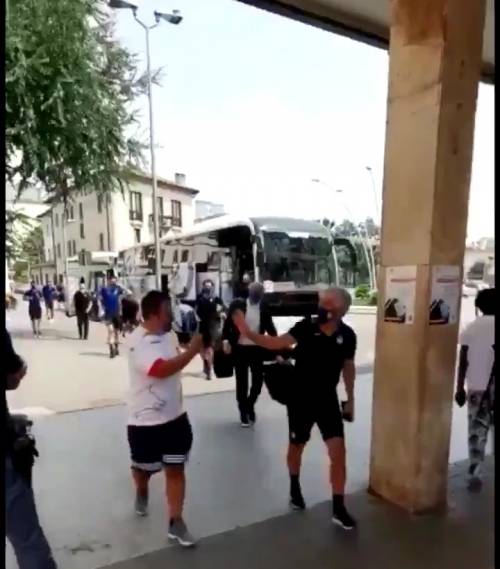 Tifoso del Napoli provoca Gasperini, staff dell'Atalanta lo insulta: "Terrone del c..."