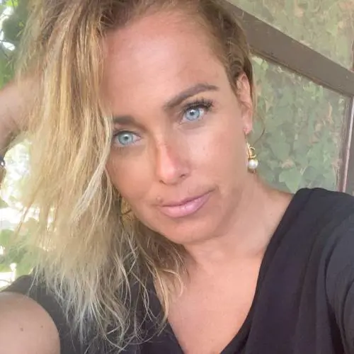 Nessun dividendo per la società della moglie di Bonolis. Anche Sonia sente la crisi?