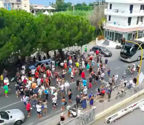 Amantea, cittadini protestano contro l'arrivo di immigrati positivi