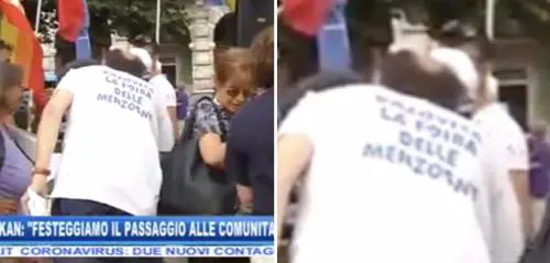 "Foiba delle menzogne". Ecco la maglietta choc ​al presidio antifascista