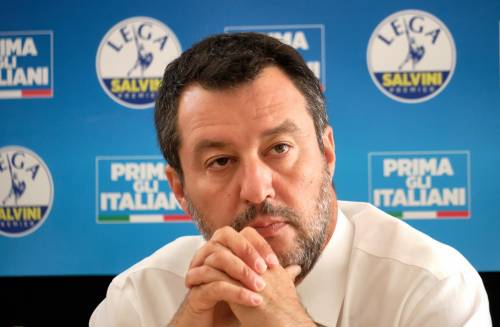 Immigrati, Salvini: "Sbarchi triplicati ma Pd e Iv vanno ad Ischia e non sui barconi"