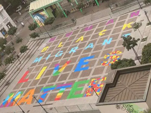 Spunta il murale antirazzista delle Sardine