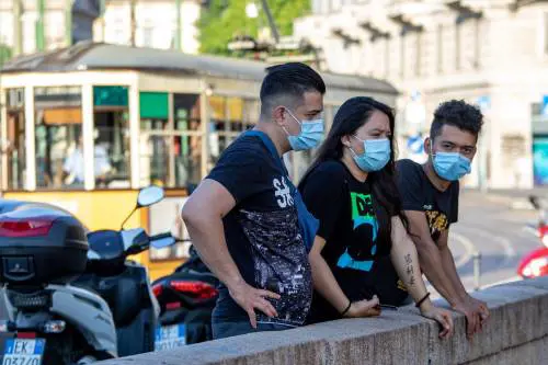 Lombardia, mascherine all’aperto solo senza distanziamento