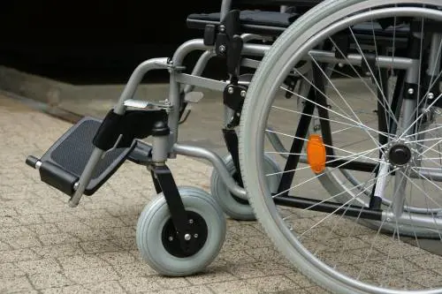 Bambino disabile non riesce a salire in metropolitana