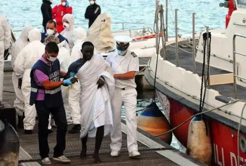 "Il governo gioca con il fuoco". Sbarcano altri migranti infetti