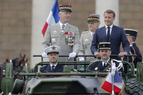 Covid, la Francia ha paura. Macron: "Obbligo di mascherina al chiuso"