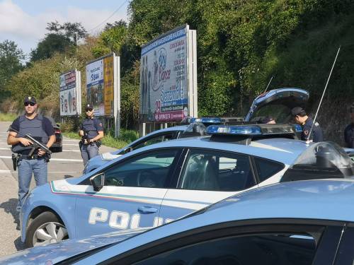 La protesta dei poliziotti di Firenze: "Aspettiamo i buoni pasto da febbraio"