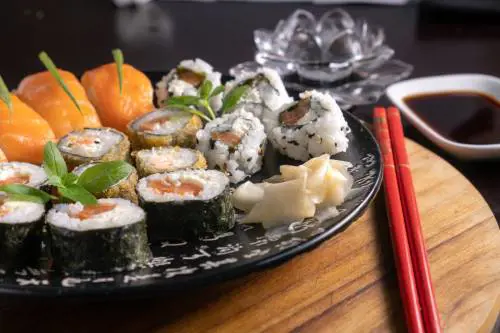 Giappone, ragazza mangia del sushi e si ritrova con un verme di 4 centimetri in gola