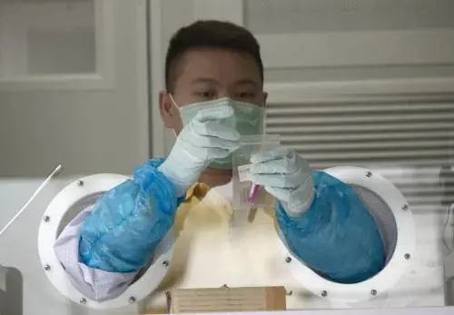 Superdiffusore senza sintomi: contagia 71 persone in 60 secondi in ascensore