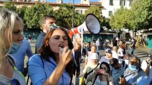 Ceccardi contestata a Livorno dagli "antifascisti". E Bobo Rondelli canta Imagine