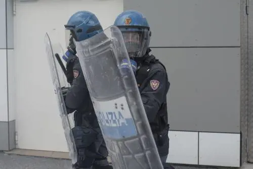 "Il governo vuol sabotare i taser alla polizia". Giallo sul blocco della fornitura