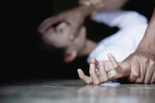 Ubriaco, entra a casa dell'ex incinta e la pesta 