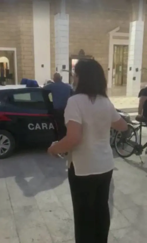 Omofobia, in chiesa fedeli pregano contro i ddl Zan: fuori esplode la protesta