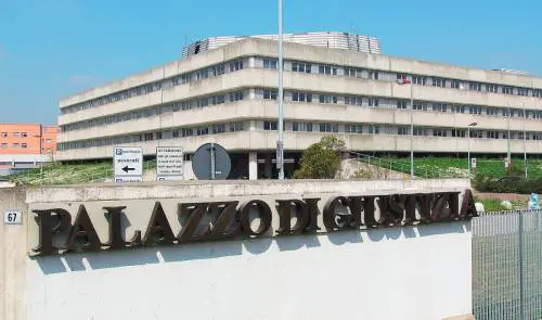 Genitori chiedono al tribunale di cambiare sesso al figlio 13enne