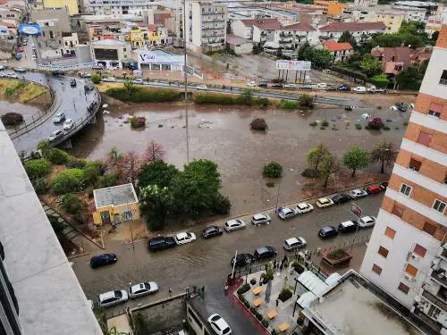 Bomba d'acqua su Palermo. Due annegati nella loro auto