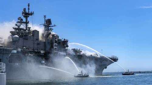 Ecco perché il rogo della nave può devastare la Marina Usa