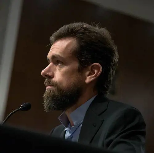Dorsey sceglie l'ascetismo e molla Twitter (che risale)