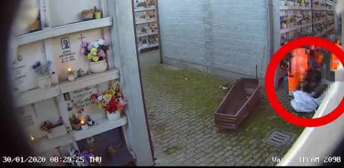 Scoperta choc al cimitero: smembrati i corpi mummificati