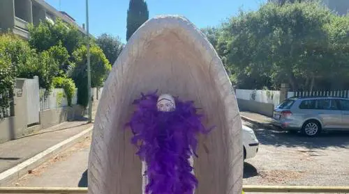 Statuina della Madonna profanata: sindaco di Grosseto la porta in ufficio
