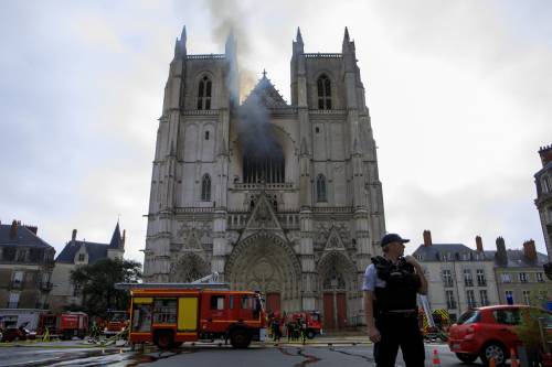 Francia, la guerra alla cristianità dietro gli incendi nelle chiese