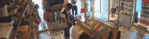 Ecco come in un attimo ruba una maglietta, ma c'è la telecamera