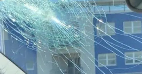 Sasso contro auto sulla superstrada: tragedia sfiorata a Nembro