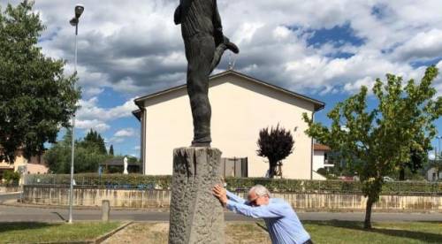 Sgarbi sulla statua a Benigni: "Prima o poi riuscirò a buttarla giù"