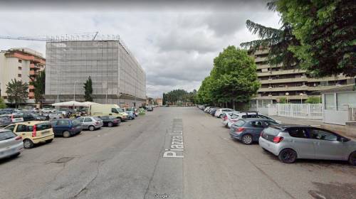 Precipitano da 20 metri in un cantiere edile, morti due operai di 29 e 53 anni