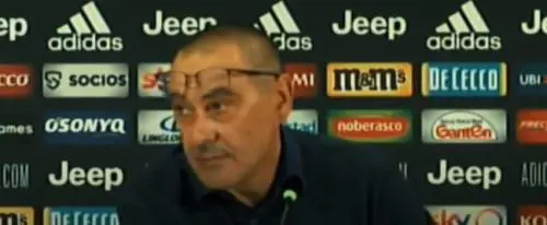 "Mister, manca poco allo scudetto" Sarri e la grattatina scaramantica