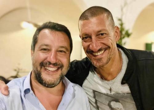 "Razzista". Mastrangelo insultato ​dopo il selfie con Salvini