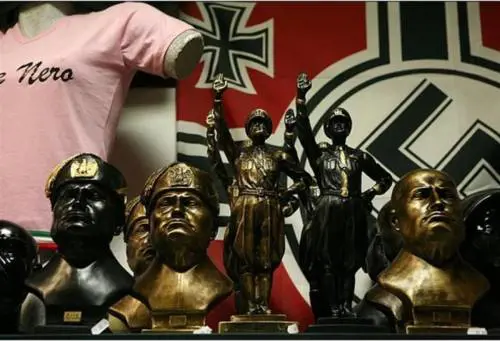 Gadget sul fascismo: a Firenze multe fino a 400 euro. Centrodestra: "Pensate ai venditori abusivi"