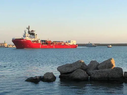 "Irregolarità a bordo della nave": le "ganasce" alla Ocean Viking