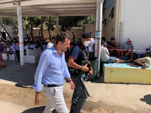 Invasione di migranti a Lampedusa. Salvini: "Governo criminale"
