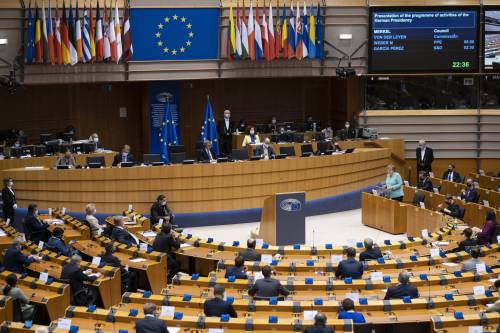 Linea dura del Parlamento Ue: embargo al gas della Russia. Idea 5s: tagli ai climatizzatori