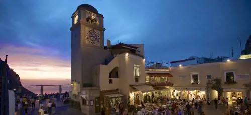 Panico a Capri e Ischia. Le "perle" delle vacanze a rischio di nuovi focolai