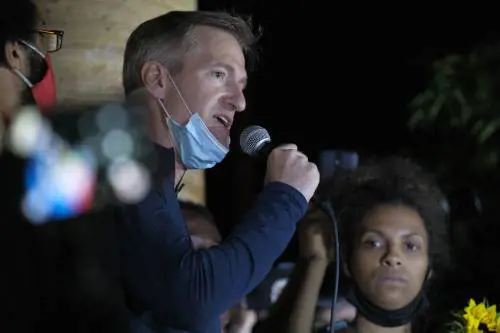 Usa, lacrimogeni federali sul sindaco di Portland. È la sfida di Trump ai Dem