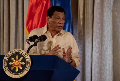 L'ultima di Duterte: "Disinfettate le mascherine con la benzina"