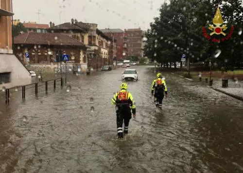 Vigili del fuoco impegnati nella notte per le forti piogge su Milano