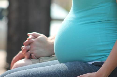 "Sei incinta? Scrivilo nel questionario". Polemiche per le assunzioni al comune di Prato