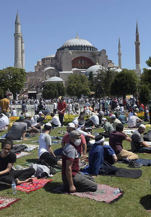 Islamici radunati attorno a Santa Sofia