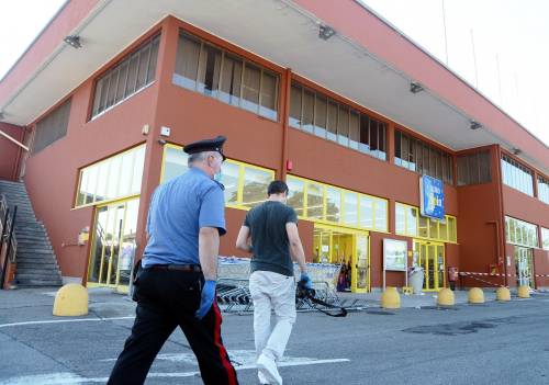Sparatoria in un supermercato a Cormano: ferita una bambina e un vigilante